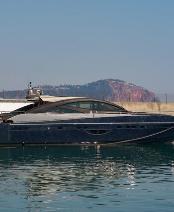 Yacht i båthamn