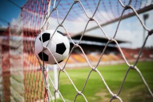Fotboll skjuts i mål