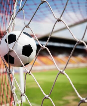 Fotboll skjuts i mål