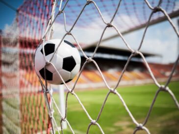 Fotboll skjuts i mål