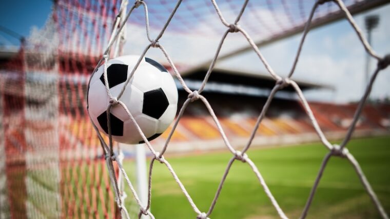 Fotboll skjuts i mål