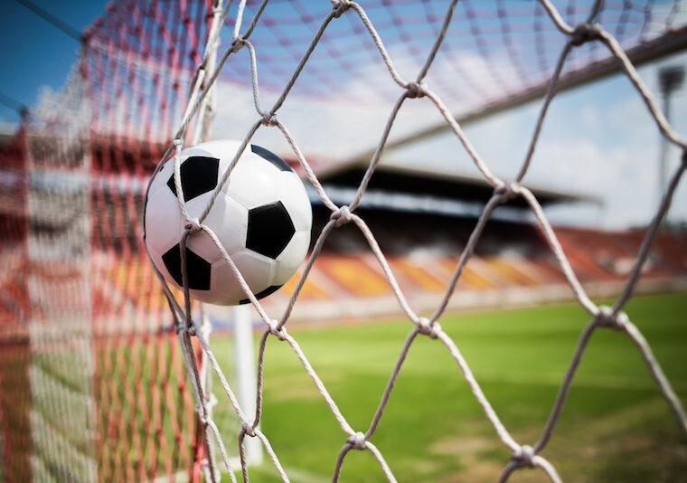 Fotboll skjuts i mål